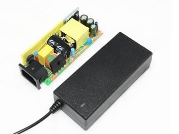 CA de la transferencia al adaptador de DC para el conector de salida del cigarrillo, ligero